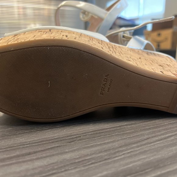 Prada cork-patent leather wedge sandals - Picture 3 of 7